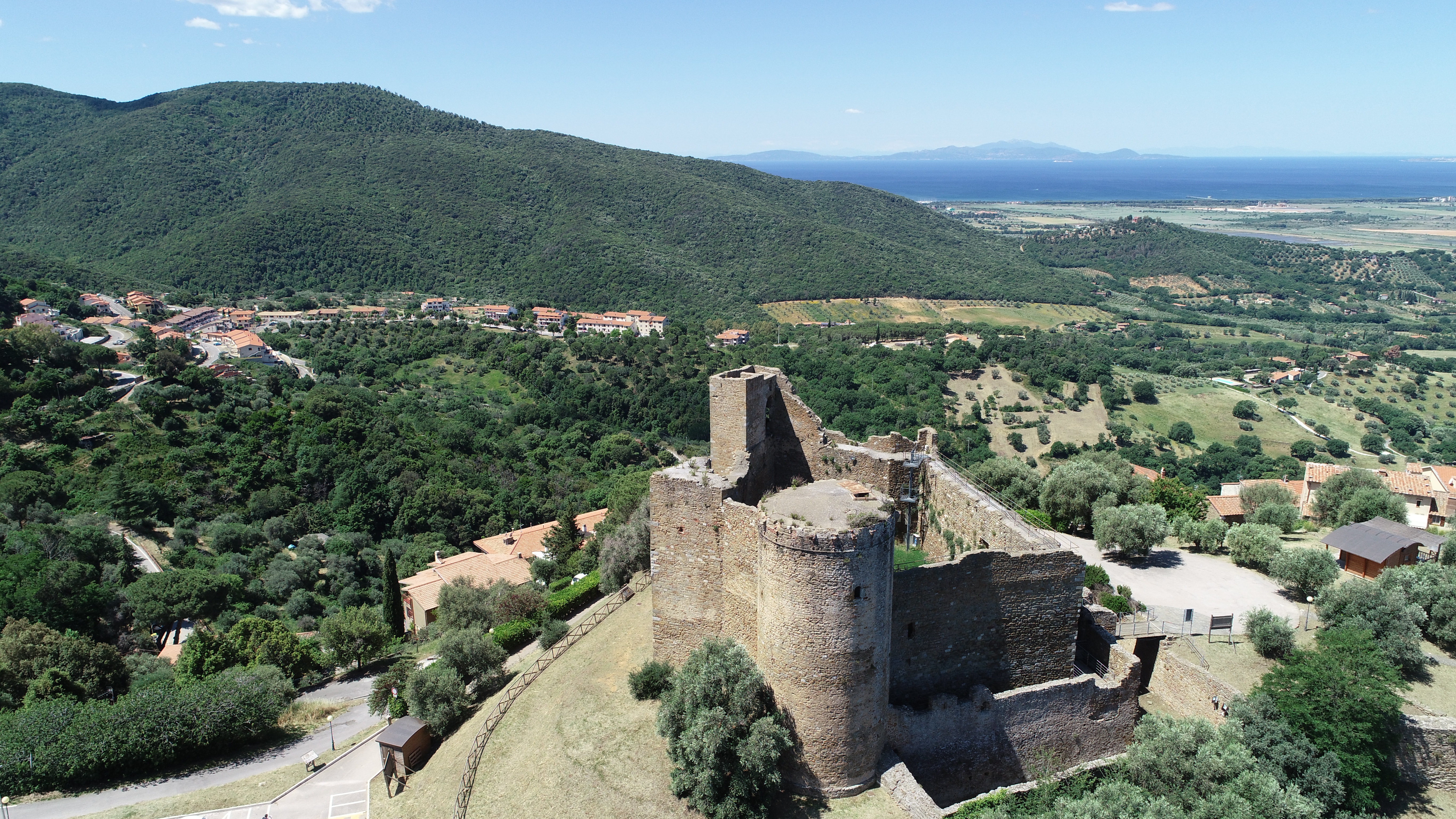 A Scarlino “La vita è bella”, passeggiata nel borgo storico, apericena e musica alla Rocca Pisana